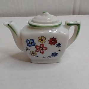 Single teapot from a vintage Sonsco toy tea set